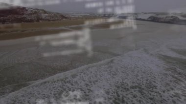 Deniz manzarası üzerinde veri işleme animasyonu. küresel bilim, bağlantılar, veri işleme ve dijital arayüz kavramı dijital olarak oluşturulmuş video.