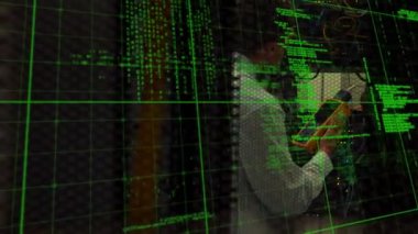 Beyaz adamın sunucu odasında veri işleme animasyonu. küresel veri işleme, hesaplama ve dijital arayüz kavramı dijital olarak oluşturulmuş video.