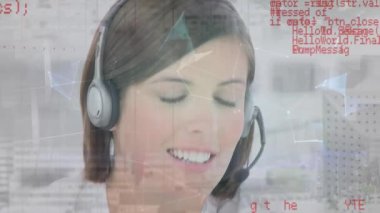 Telefon kulaklığı kullanan bir iş kadını üzerinde küresel ve veri işleme animasyonu. küresel bağlantılar, iş dünyası, dijital arayüz, teknoloji ve ağ konsepti dijital olarak oluşturulmuş video.