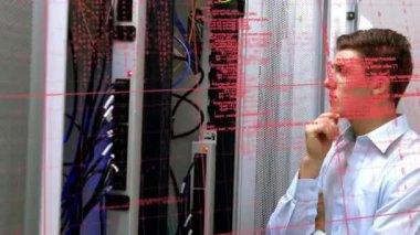 Beyaz adamın sunucu odasında veri işleme animasyonu. küresel veri işleme, hesaplama ve dijital arayüz kavramı dijital olarak oluşturulmuş video.