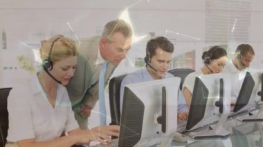 Telefon kulaklığı kullanan iş adamlarının üzerinde dünyanın animasyonu. küresel bağlantılar, iş dünyası, dijital arayüz, teknoloji ve ağ konsepti dijital olarak oluşturulmuş video.