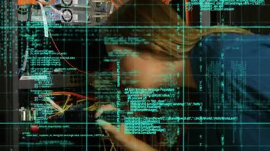 Beyaz kadın sunucu odasında veri işleme animasyonu. küresel veri işleme, hesaplama ve dijital arayüz kavramı dijital olarak oluşturulmuş video.