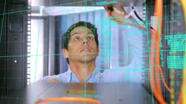 Sunucu odasındaki melez adamın veri işleme animasyonu. küresel veri işleme, hesaplama ve dijital arayüz kavramı dijital olarak oluşturulmuş video.