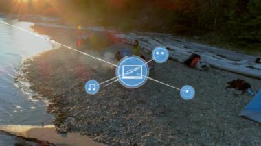Kamp yapan insanlar üzerindeki bağlantı ağının ve simgelerin animasyonu. Sosyal medya ve iletişim konsepti dijital olarak oluşturulmuş video.