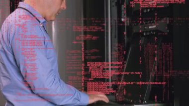 Beyaz adamın sunucu odasında bilgisayar kullanarak veri işleme animasyonu. küresel veri işleme, hesaplama ve dijital arayüz kavramı dijital olarak oluşturulmuş video.