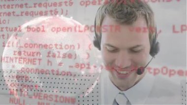 Telefon kulaklığı kullanarak iş adamının üzerinde dünya ve veri işleme animasyonu. küresel bağlantılar, iş dünyası, dijital arayüz, teknoloji ve ağ konsepti dijital olarak oluşturulmuş video.