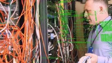 Beyaz adamın sunucu odasında veri işleme animasyonu. küresel veri işleme, hesaplama ve dijital arayüz kavramı dijital olarak oluşturulmuş video.