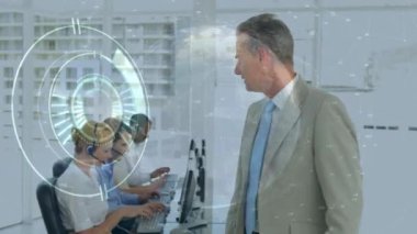 Telefon kulaklığı kullanan iş adamlarının üzerinde dünyanın animasyonu. küresel bağlantılar, iş dünyası, dijital arayüz, teknoloji ve ağ konsepti dijital olarak oluşturulmuş video.