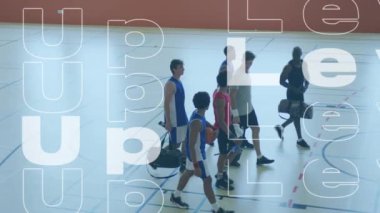 Spor salonundaki çeşitli erkek basketbol oyuncuları üzerinden seviye atlamış metinlerin animasyonu. küresel spor ve sağlıklı yaşam tarzı konsepti dijital olarak üretilen video.