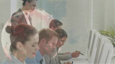 Bilgisayar kullanan iş adamlarının üzerine dünyanın animasyonu. küresel bağlantılar, iş dünyası, dijital arayüz, teknoloji ve ağ konsepti dijital olarak oluşturulmuş video.