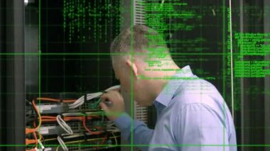 Beyaz adamın sunucu odasında veri işleme animasyonu. küresel veri işleme, hesaplama ve dijital arayüz kavramı dijital olarak oluşturulmuş video.