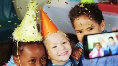 Doğum günü partisinde parti şapkalı çocukların üzerine konfeti düşüşünün animasyonu. parti, çocukluk ve kutlama konsepti dijital olarak oluşturulmuş video.