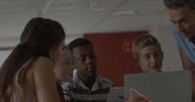 Bilgisayar kullanan öğrencilerin matematiksel formüllerinin animasyonu. eğitim ve öğrenme kavramı dijital olarak oluşturulmuş video.