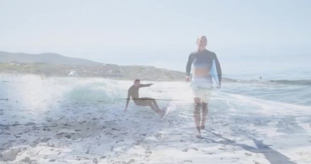 Kafkasyalı Sörfçünün Dalgaların Üzerinde Güneşlenmesinin Arka Planda Sörf Yapan Adamın — Stok video