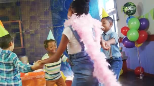 Анимация Фигур Над Разнообразными Детьми Танцующими Дне Рождения Вечеринка Детство — стоковое видео
