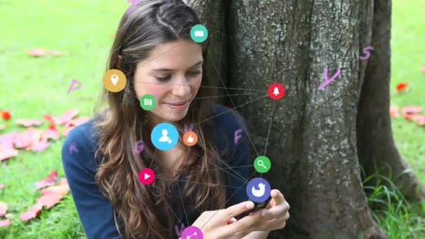 Animation Réseau Connexions Icônes Sur Une Femme Caucasienne Utilisant Smartphone — Video