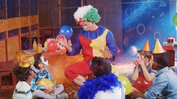 Animation Von Formen Über Verschiedene Kinder Und Clown Bei Geburtstagsparty — Stockvideo