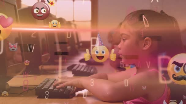 Animazione Emoji Galleggiante Sopra Ragazza Latina Utilizzando Computer Scuola Istruzione — Video Stock