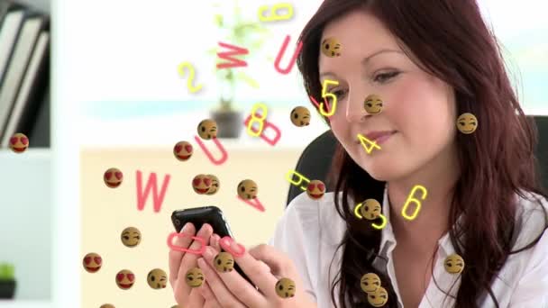 Animação Emojis Flutuantes Sobre Mulher Caucasiana Usando Smartphone Conceito Mídia — Vídeo de Stock