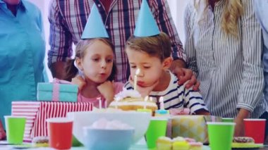 Doğum günü partisinde çeşitli insanların üzerine doğum günü pastası düşen kar animasyonu. parti, çocukluk ve kutlama konsepti dijital olarak oluşturulmuş video.