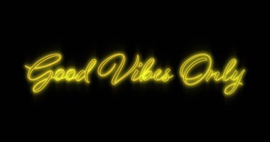 Gelişmekte olan sarı iyi titreşimlerin resmi Sadece siyah arkaplana karşı neon reklam panosu