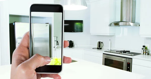 Imagen Persona Que Utiliza Teléfono Inteligente Con Interiores Cocina Casa — Foto de Stock