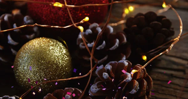 Afbeelding Van Confetti Vallen Kerstversiering Met Feeënverlichting Kerstballen Kerstmis Traditie — Stockfoto