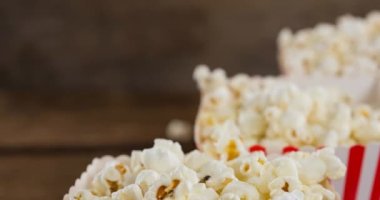 Tahta masanın üzerinde kutu kutu patlamış mısır animasyonu. Ulusal patlamış mısır günü ve dijital olarak üretilen video konsepti.