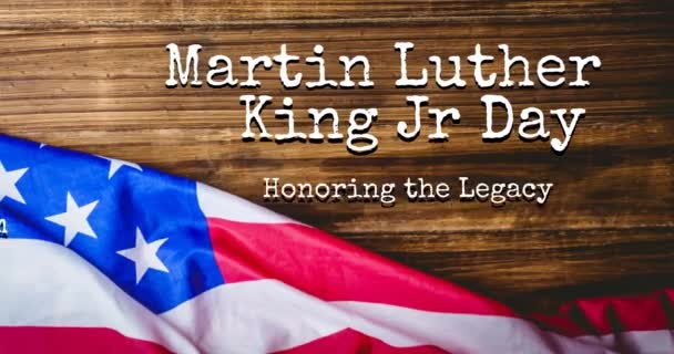 アメリカ国旗の上に幸せなマーティン ルーサー キングの日のテキストのアニメーション マーティン ルーサー キングの日とお祝いのコンセプトをデジタルで — ストック動画