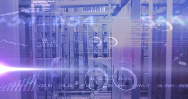 Sunucu odasının üzerindeki veri işleme ve diyagramlarının resmi. küresel iş, finans, bağlantılar ve dijital arayüz konsepti dijital olarak oluşturulmuş görüntü.