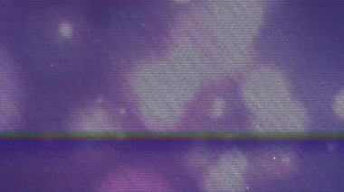Mor arkaplandaki parıldayan noktaların üzerindeki bozulma animasyonu. küresel dijital arayüz, veri işleme ve teknoloji konsepti dijital olarak oluşturulmuş video.