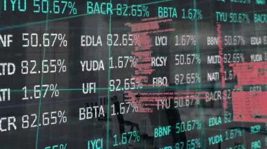 Ofis üzerinde veri işleme ve borsa animasyonu. küresel iş ve dijital arayüz kavramı dijital olarak oluşturulmuş video.