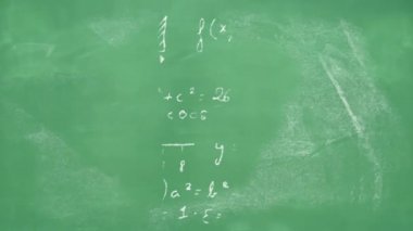 Yeşil arkaplan üzerinde matematiksel denklemlerin animasyonu. küresel eğitim, bağlantılar, veri işleme ve teknoloji konsepti dijital olarak oluşturulmuş video.