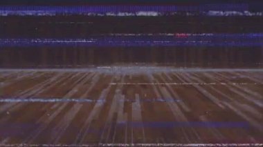 Siyah arkaplandaki neon hatları üzerindeki bozulma animasyonu. küresel dijital arayüz, veri işleme ve teknoloji konsepti dijital olarak oluşturulmuş video.