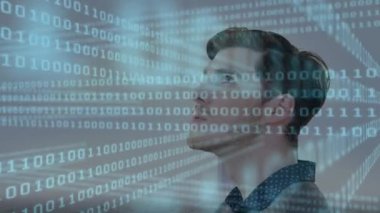 Sunucu odasındaki iş adamının veri işleme animasyonu. küresel bağlantılar, iş dünyası, dijital arayüz, teknoloji ve ağ konsepti dijital olarak oluşturulmuş video.