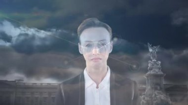 Kafkas iş kadınının animasyonu ve şehir merkezindeki bağlantılar ağı. küresel iş, bağlantılar, dijital arayüz ve teknoloji konsepti dijital olarak oluşturulmuş video.