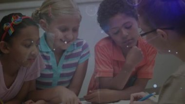 Çeşitli bayan öğretmenler ve okul çocukları üzerindeki bağlantı ağlarının animasyonu. küresel eğitim, öğrenme ve bağlantılar konsepti dijital olarak oluşturulmuş video.