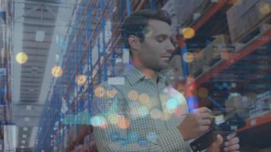 Depoda çalışanların finansal veri işleme animasyonları. küresel gönderim, dağıtım, iş, veri işleme ve teknoloji konsepti dijital olarak oluşturulmuş video.