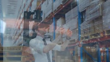 Depoda çalışanların finansal veri işleme animasyonları. küresel gönderim, dağıtım, iş, veri işleme ve teknoloji konsepti dijital olarak oluşturulmuş video.