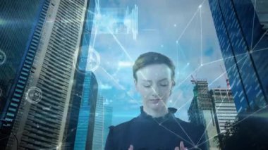 Sanal ekrana dokunan beyaz kadın animasyonu ve şehir manzarası üzerinden bağlantı ağı. küresel iş, bağlantılar, dijital arayüz ve teknoloji konsepti dijital olarak oluşturulmuş video.