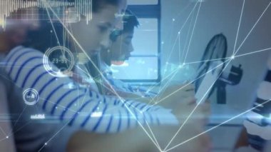 Sınıftaki çeşitli okul öğrencileri üzerindeki bağlantı ağlarının animasyonu. küresel eğitim, teknoloji ve bağlantılar konsepti dijital olarak oluşturulmuş video.