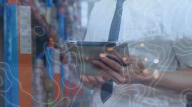 Depoda çalışan adamın üzerindeki çizgilerin animasyonu. küresel gönderim, dağıtım, iş, veri işleme ve teknoloji konsepti dijital olarak oluşturulmuş video.