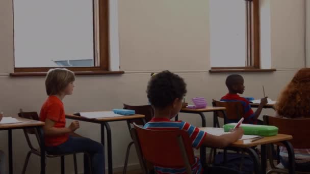 코카서스 선생님 성구를 학생들에게 애니메이션으로 줍니다 학교와 개념은 디지털로 만들어 — 비디오