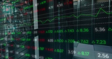 Karanlık arkaplan üzerinde dijital arayüz ve veri işleme resmi. küresel iş, finans, dijital arayüz ve bağlantılar konsepti dijital olarak oluşturulmuş görüntü.