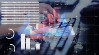 Bilgisayar kullanarak insan üzerinde finansal veri işleme animasyonu. küresel bağlantılar, veri işleme ve dijital arayüz konsepti dijital olarak oluşturulmuş video.