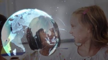 Çeşitli okul çocukları üzerinde dijital kürenin animasyonu. küresel eğitim, öğrenme ve bağlantılar konsepti dijital olarak oluşturulmuş video.