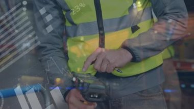 Depoda çalışan adamın finansal veri işleme animasyonu. küresel gönderim, dağıtım, iş, veri işleme ve teknoloji konsepti dijital olarak oluşturulmuş video.