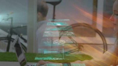 Ofisteki çeşitli iş adamları üzerinde finansal veri işleme animasyonu. küresel iş, veri işleme ve dijital arayüz kavramı dijital olarak oluşturulmuş video.