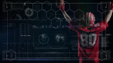Çeşitli veriler üzerinden Amerikan futbolcusunun animasyonu. küresel spor, rekabet ve teknoloji konsepti dijital olarak oluşturulmuş video.