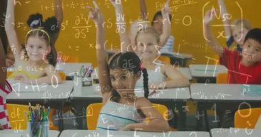 Sınıftaki çocuklar üzerinde soru işareti ve matematiksel formüllerin animasyonu. eğitim ve öğrenme kavramı dijital olarak oluşturulmuş video.